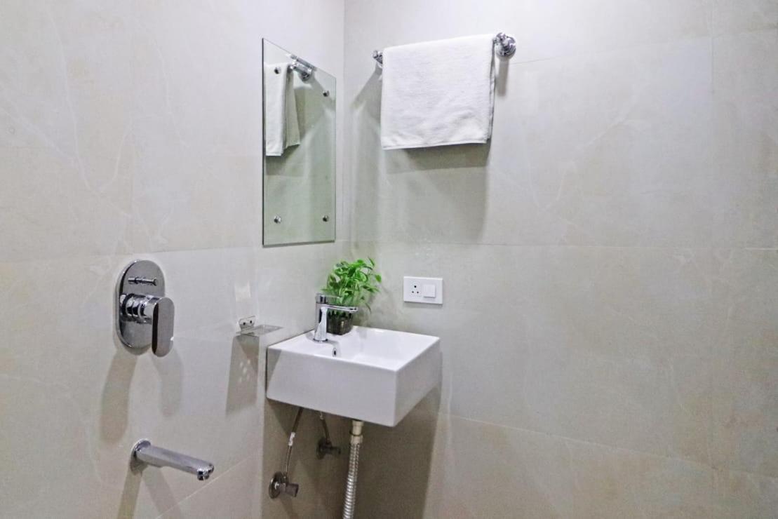 Hotel Vijaydeep Place Near Delhi Airport Ню Делхи Екстериор снимка